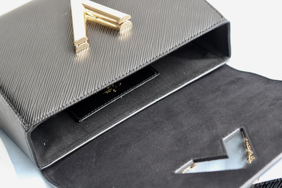 原版品質50306/50280/50282 原版中號[玫瑰]貨比三家，請認准內碼：0088[太陽][太陽]LV最新最火款Twist Denim出貨了💃此款Twist中號手袋飾有由刻有圖案的花形金色與銀色鉚釘組成的旭日花紋，與巴黎芳登廣場路易威登旗艦店前的巨型太陽雕像遙相呼應。由Epi皮革裁制而成，打造優雅晚裝造型的珍貴之選。 外型小巧，別緻的弧形底座增加了手袋容量[強]可調節鏈條適合斜跨或優雅的肩背[強]中號尺寸:23*18*8cm