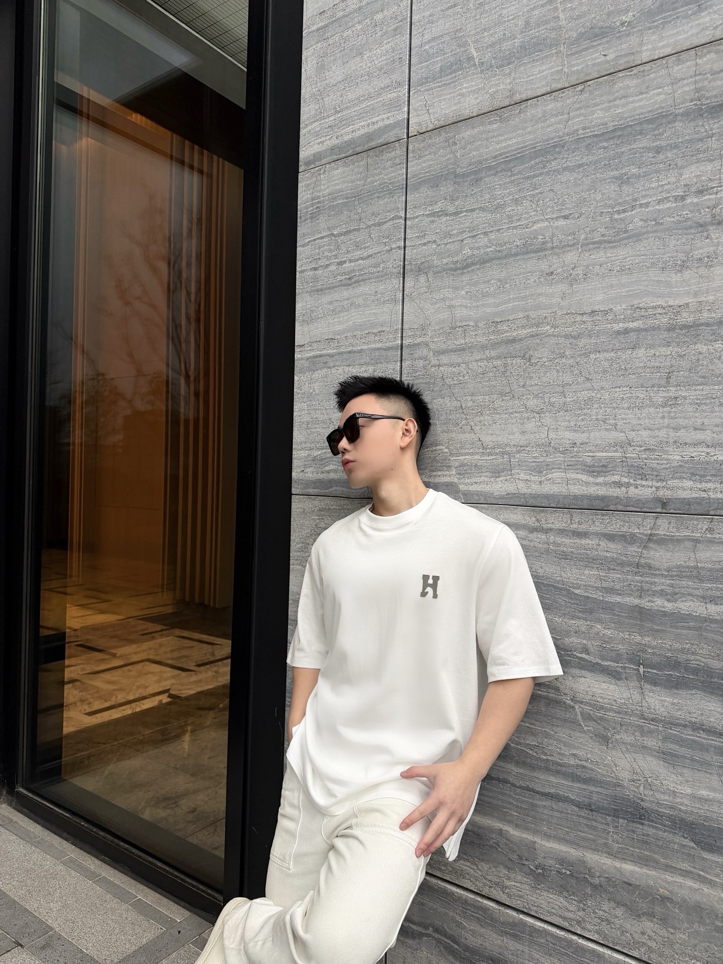 🔝HERMES愛瑪仕 真皮H字貼片短袖T恤正品購入，21支洗後維斯棉190克，1*1羅紋230克，面料拼接，模板刺繡，定制1：1真皮皮標，定制1：1商標，寬松版型
B Size：S-XL