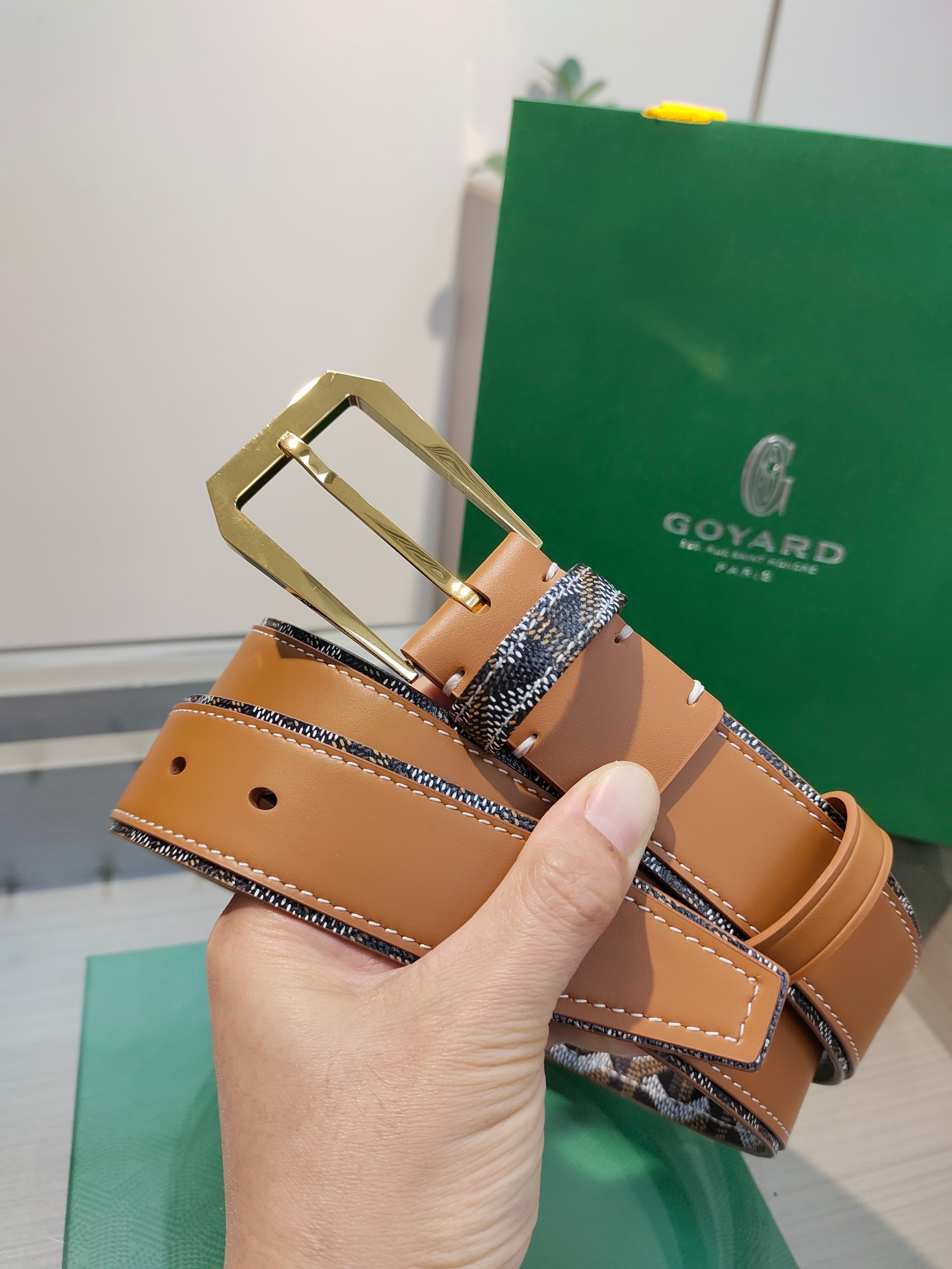 
Goyard(戈雅)腰帶源於法國奢侈品牌，設計風格簡約低調，腰帶身有標誌性帆布搭配進口頭層牛皮，腰帶扣採用簡約精品鋼扣，延續品牌的低調奢華，帶身寬度3.4CM，適用商務休閒日常佩戴。