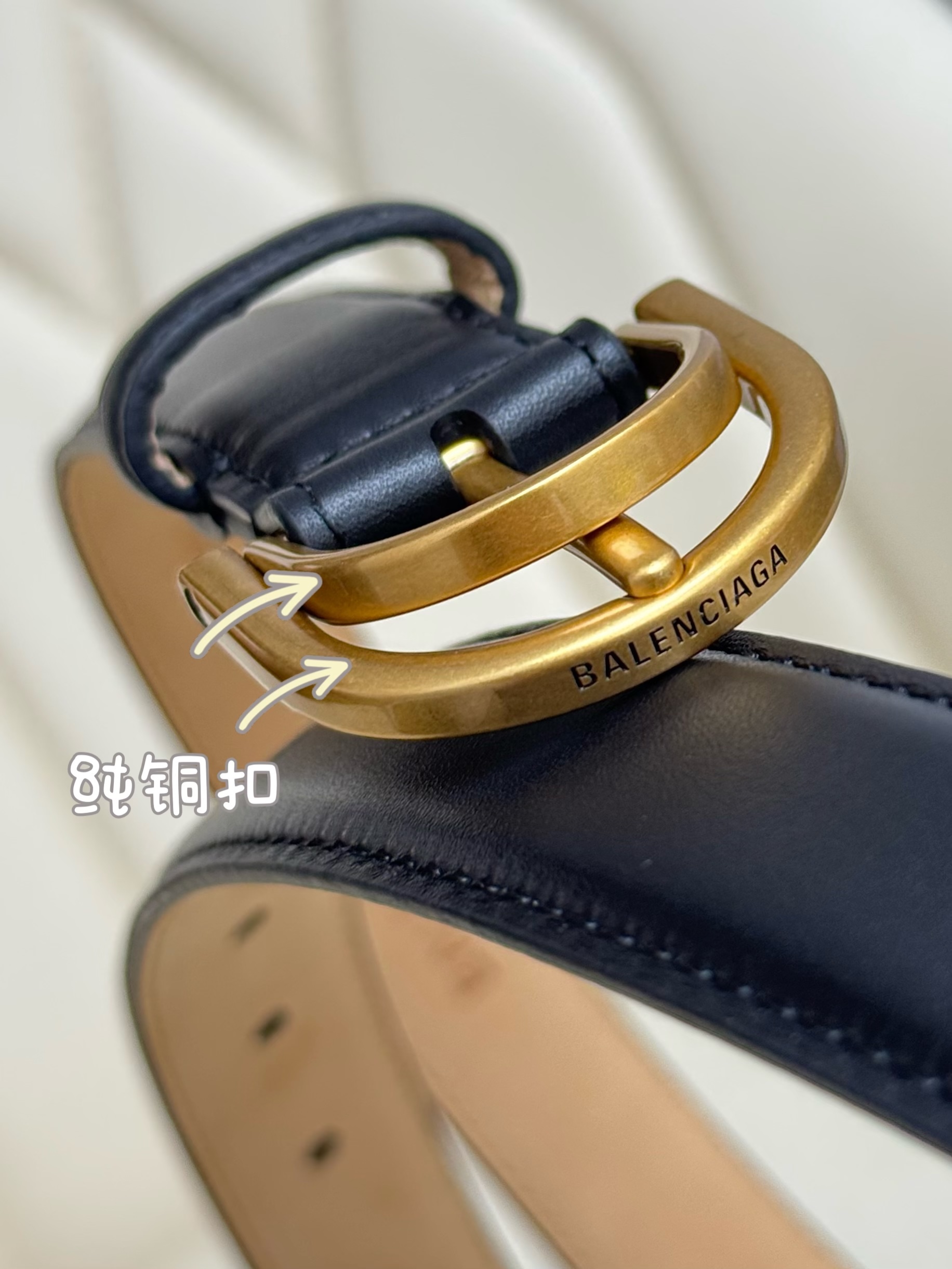 巴黎世家（Balenciaga）寬度2.5cm 是法國的奢侈品牌，作為時尚界最具影響力品牌之一的地位。設計師源於：都市時尚潮流獨特的設計風格，採用進口小牛皮製作；搭配純銅復古五金，使其更具魅力。值得擁有的百搭精品