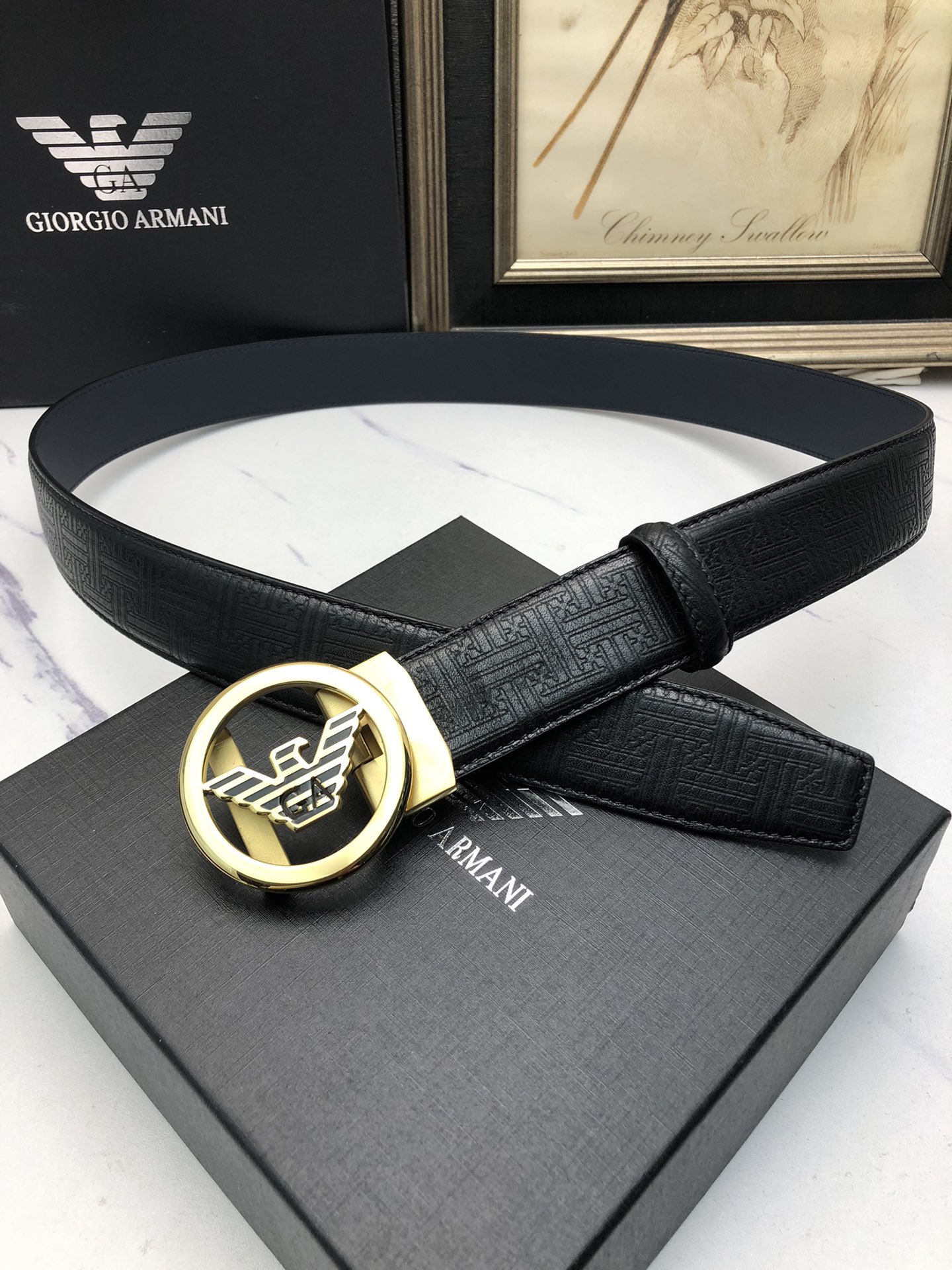 阿曼妮：原單頭層牛皮燙印花紋面，內襯頭層小牛皮底，搭配原單自動扣，可裁剪的自動帶，此款腰帶面雙採用意大利原定廠制進口牛皮帶身 ，對專版櫃足寬3.5