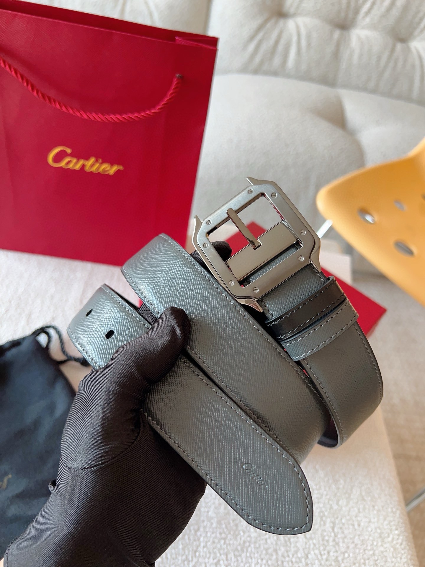 
Cartier（卡地亞）憑借匠心傑作展現與眾不同的美感，融合精湛工藝與經典設計，演繹雋永風格；瀟灑不羈，果敢獨立！此款式易搭配服飾；休閒正裝兩相宜。皮帶寬度：35mm