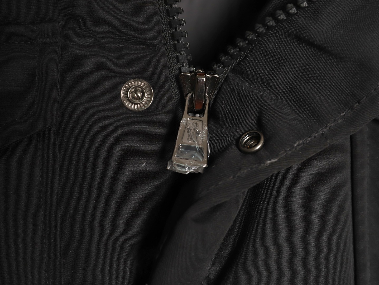 Moncler/蒙口 Gamme Rouge雙口袋連帽羽絨服
Moncler Gamme Rouge男士羽絨服，酒紅色超
有質感，尼龍面料防潑水，90絨填充保暖力滿分
。連帽設計＋金屬按扣，細節控必入！兩個翻蓋
口袋超實用，寬松版型，隨便搭配都很時髦，冬季
出街或戶外都很適合～
A Size:1-5