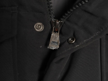 Moncler/蒙口 Gamme Rouge雙口袋連帽羽絨服
Moncler Gamme Rouge男士羽絨服，酒紅色超
有質感，尼龍面料防潑水，90絨填充保暖力滿分
。連帽設計＋金屬按扣，細節控必入！兩個翻蓋
口袋超實用，寬松版型，隨便搭配都很時髦，冬季
出街或戶外都很適合～
A Size:1-5