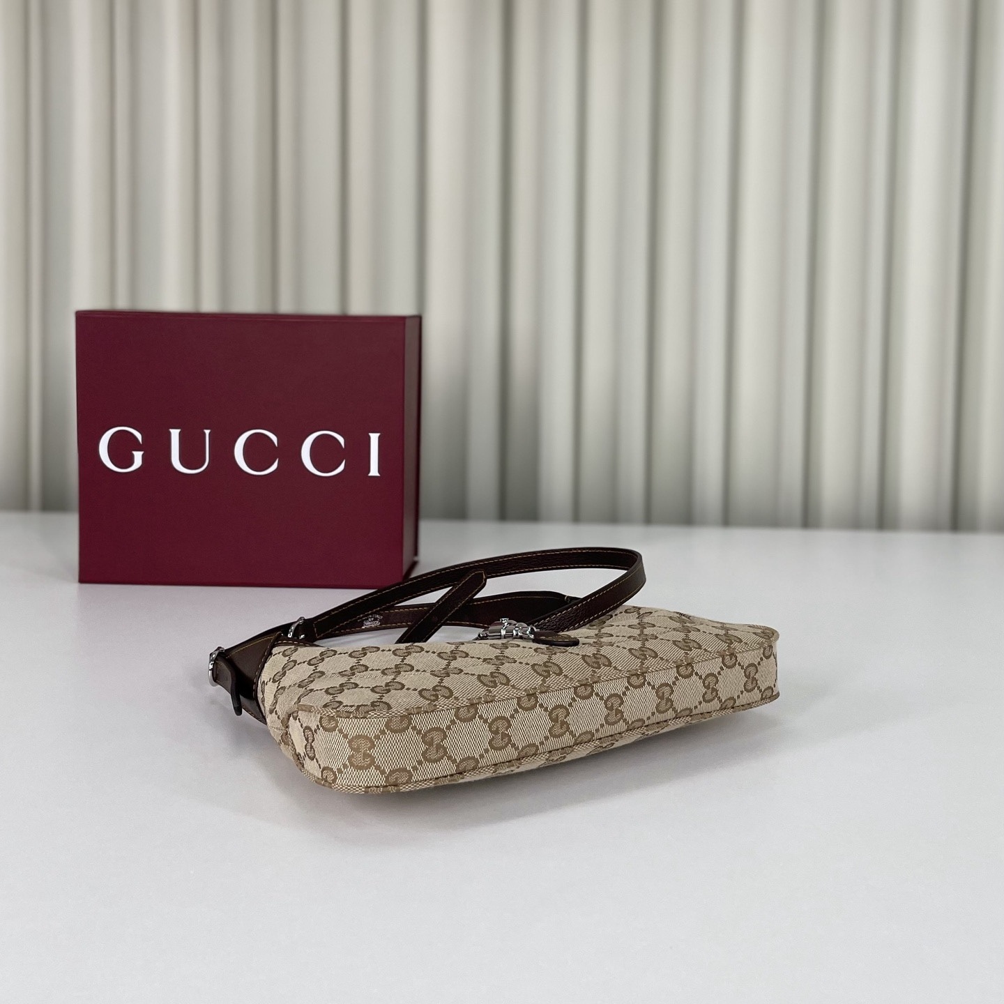 Gucci by Demna新系列，把Gucci的復古奢華玩出了新高度，新品的每一處細節都透著設計師的巧思，經典元素被重新演繹後更具辨識度，從日常腋下包到晚宴流蘇包，風格跨度大卻又統一得很高級。款號863137杏棕，尺寸27X13X6