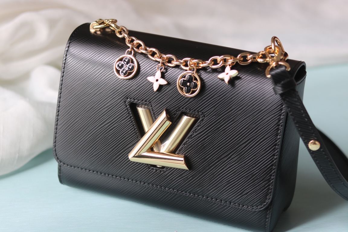 [玫瑰]最新款[玫瑰][玫瑰] 原版品質【獨家實拍 款號:50506/M11723/M11724/M11725 】
 本款 Twist 中號手袋擁有 Epi 皮革的考究肌理，搭配牛皮革內襯和光滑牛皮革飾邊。琺 Monogram 花卉懸掛於纖細鏈條，可拆卸並調節的肩帶實現肩背和斜挎選擇。17 x 9.5 x 23釐米(高 x 寬 x 長度)