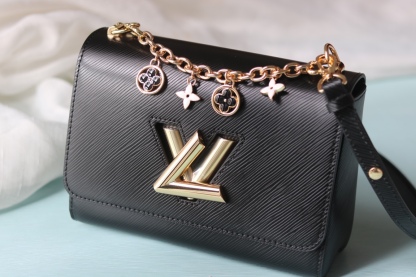 [玫瑰]最新款[玫瑰][玫瑰] 原版品質【獨家實拍 款號:50506/M11723/M11724/M11725 】
 本款 Twist 中號手袋擁有 Epi 皮革的考究肌理，搭配牛皮革內襯和光滑牛皮革飾邊。琺 Monogram 花卉懸掛於纖細鏈條，可拆卸並調節的肩帶實現肩背和斜挎選擇。17 x 9.5 x 23釐米(高 x 寬 x 長度)