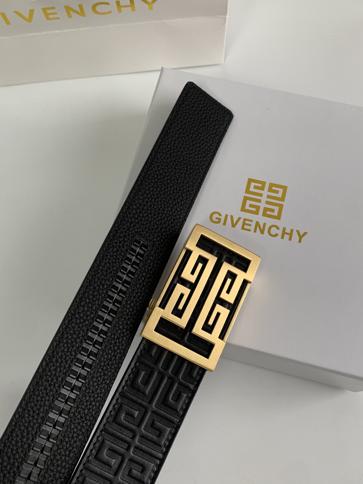 【紀梵希】新款男士 頭層小牛皮黑色壓花腰帶，內襯荔枝紋底，寬38毫米.搭配不鏽鋼經典4G自動扣.商務服裝造型的完美搭配。永恆經典！