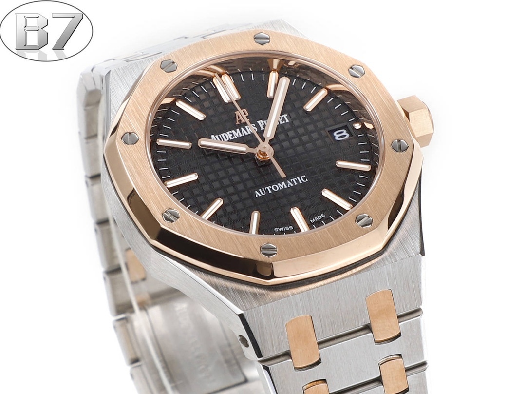 B7  Factory
AP愛彼 女款愛彼皇家橡樹 剔除機芯甲板多餘部分，使之變得更加鏤空——成就鋼表巔峰—— 實力演繹 衛冕“鋼”王！【6大精妙之處】1.正品拆解開模，尺寸為37毫米與正品一致！2.完美還原正品表殼的每一處細節，盡顯正品“稜角分明 堅毅果敢”的陽剛氣質。3.鋼帶的做工無可挑剔，比市面上任何鋼帶表做工均要更上一層樓，鋼帶頭粒和表頭銜接的“緩衝帶”的鬆緊程度與正品一模一樣。4.自動陀的與原裝致敬，是市面唯一做到顏色於原裝一致的版本（市面一般版本均偏紅）其上的ap族徽雕刻獨一無二。