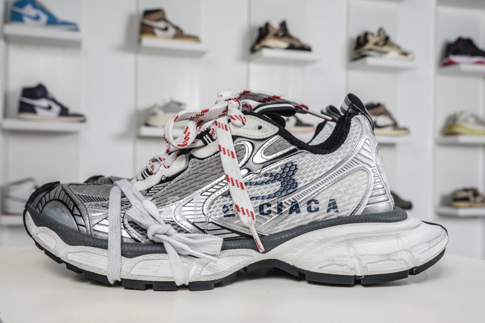 BALENCIAGA 3XL Sneakers 巴黎世家十代 水印logo字母標 3XL巴黎老爹一腳蹬系列復古做舊
貨號：840090 W3XSG 9239
尺碼：35 36 37 38 39 40 41 42 43 44 45 46