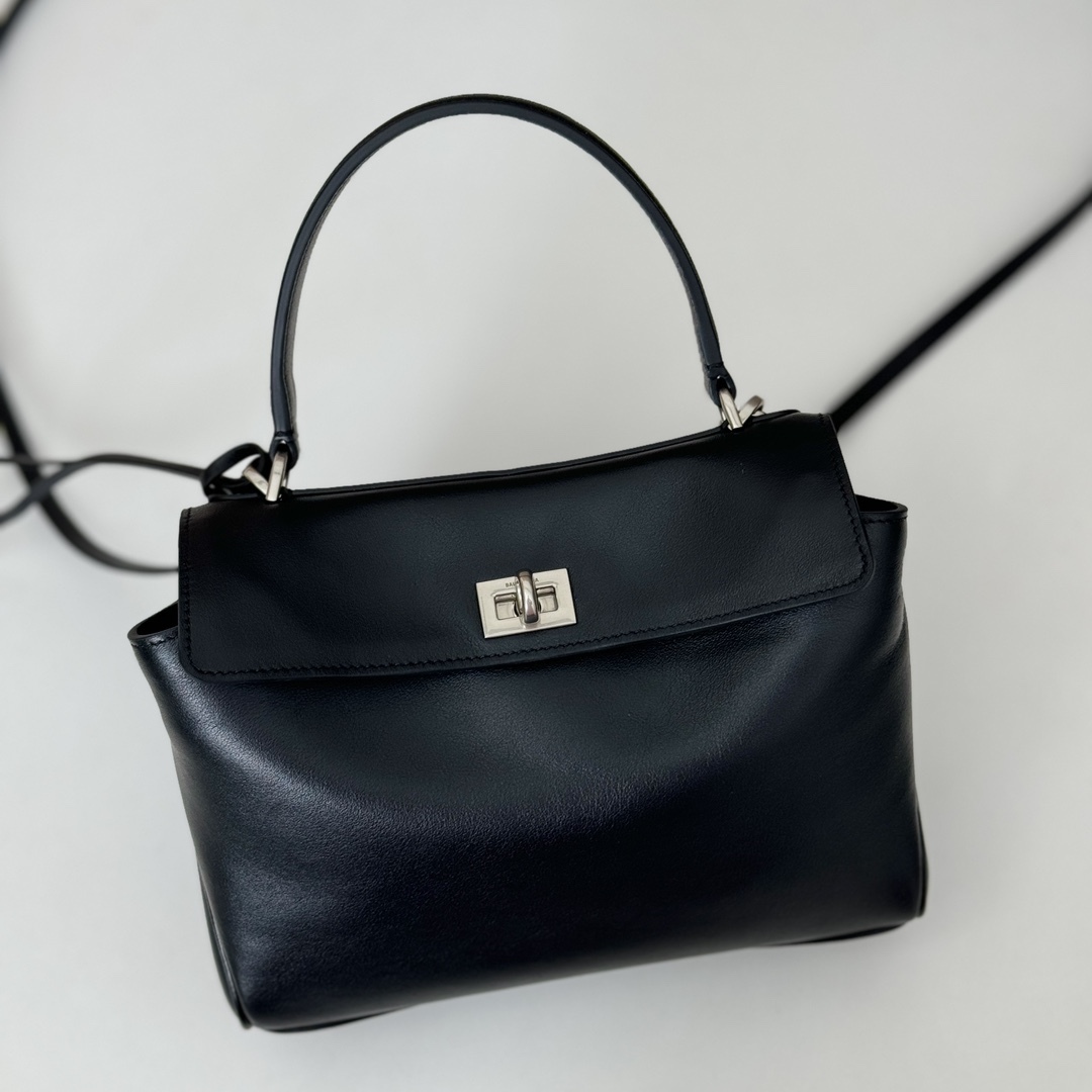 巴黎世家𝗕𝗮𝗹𝗲𝗻𝗰𝗶𝗮𝗴𝗮 🖤🖤出貨了！
款號：795456克色銀扣
尺寸：22.8×9.9×8.3cm
