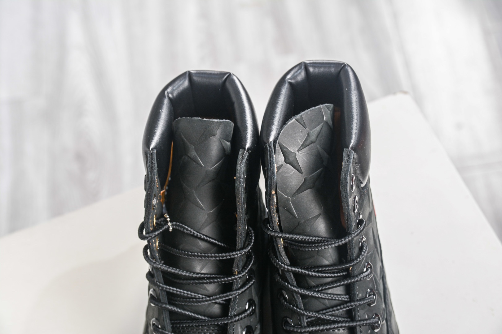 Supreme x Timberland 6 Inch Leather Boots"Black"添柏嵐經典戶外 
貨號: TB 010061 713
尺碼 39 39.5 40 41 41.5 42 43 44 45