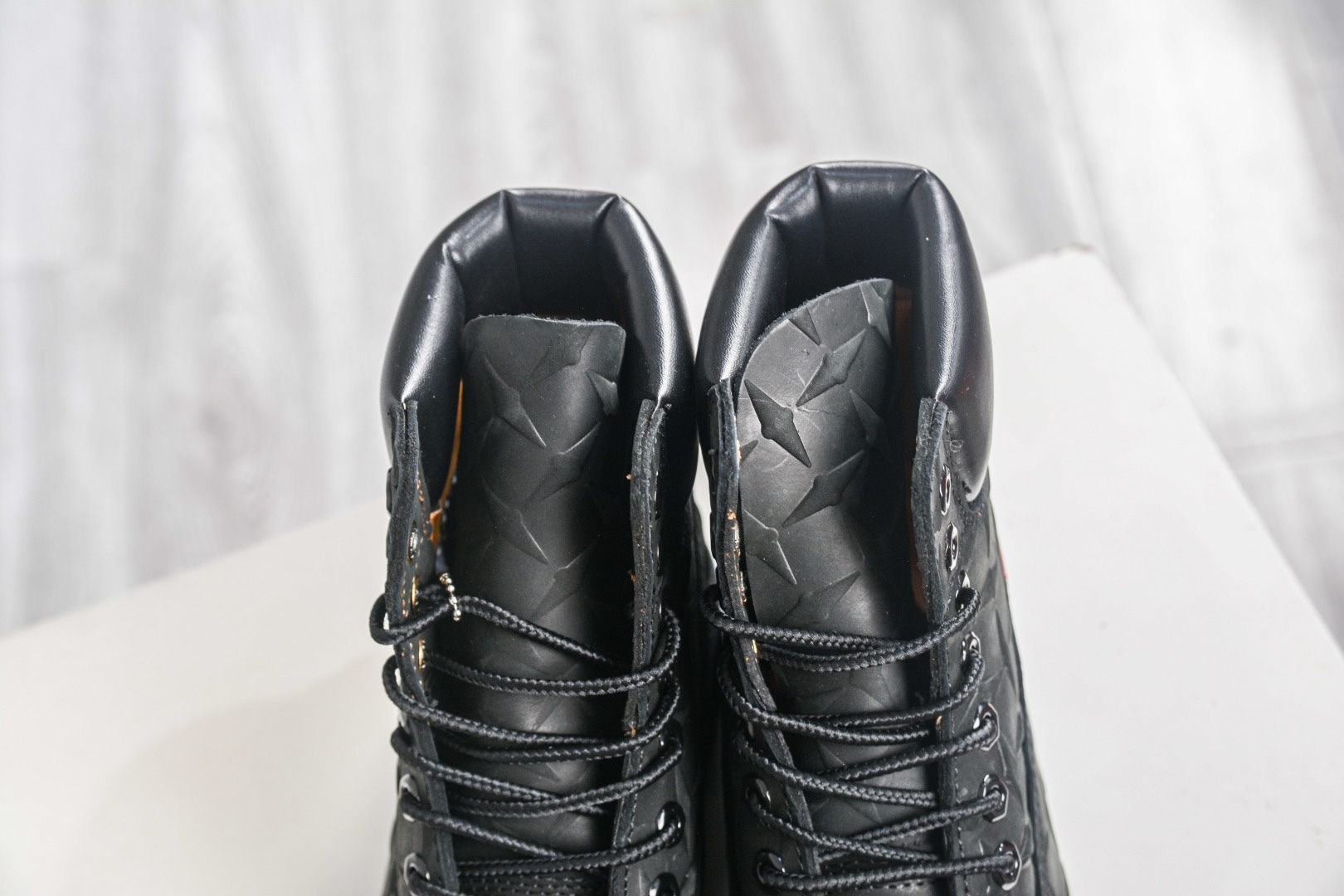 Supreme x Timberland 6 Inch Leather Boots"Black"添柏嵐經典戶外 
貨號: TB 010061 713
尺碼 39 39.5 40 41 41.5 42 43 44 45