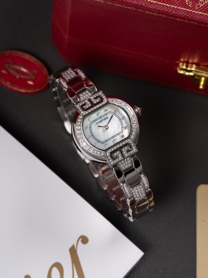 全新第6代升級版全面到貨，🎀🎀
CARTIER 卡地亞-—Tortue（龜形）🎮1480系列全面升級版到貨（此次更新底蓋蝕字加深，整體更接近原裝字體，皮表則升級為原版頭層意大利🇮🇹小牛皮、匠心打造還原原裝美感）當所有的腕表都是圓形的、Tortue腕表前衛的龜甲形設計元素、開角處的緊箍咒形雙向設計寓意“愛你一萬年”呼應卡家一貫的品牌設計理念，“經過那麼長時間你依舊是我最愛的人”細心挑選每一個八箭八星鑽石，秉著超越傳統追求創新的設計理念，再次成為了經典傳世之作！