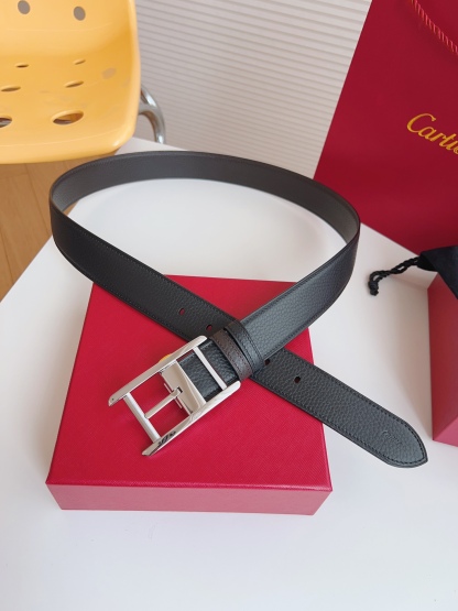 
Cartier（卡地亞）憑借匠心傑作展現與眾不同的美感，融合精湛工藝與經典設計，演繹雋永風格；瀟灑不羈，果敢獨立！此款式易搭配服飾；休閒正裝兩相宜。皮帶寬度：35mm
