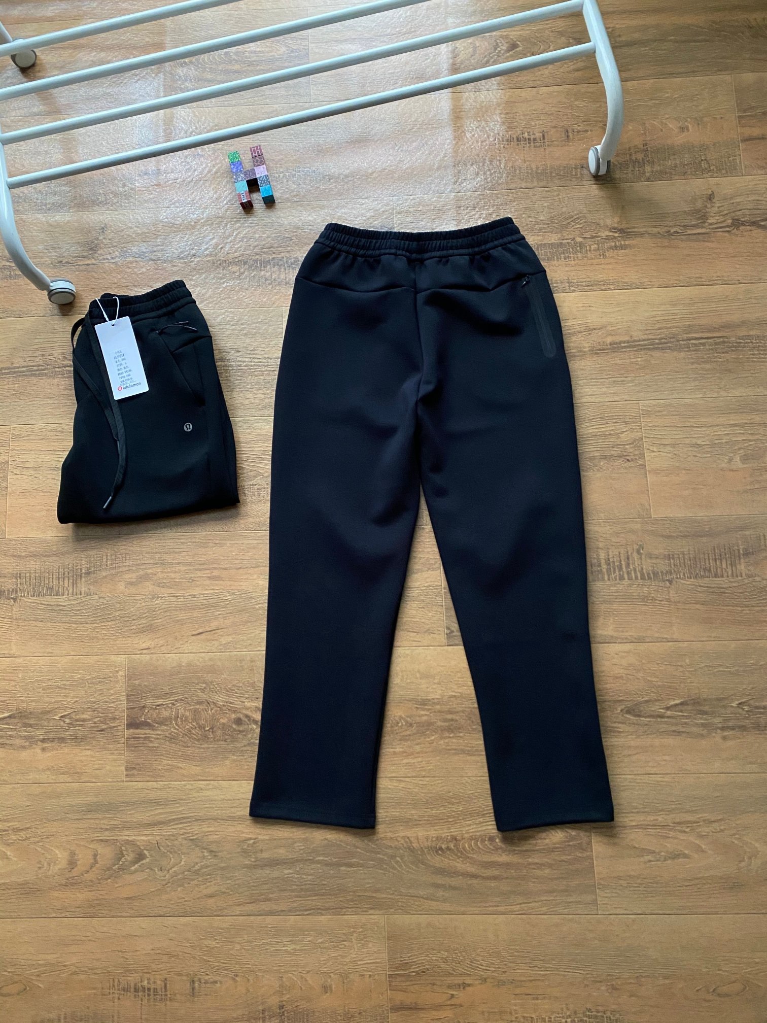 lululemon 露露  2026年春秋季新款男空氣棉休閒長褲  鬆緊腰帶 男士休閒運動衛褲！經典時尚款，客供彈力空氣層面料，軟糯垂彈，舒適透氣！採用空氣棉面料，上身絲滑，柔軟親膚，舒適透氣，不起球，不褪色，耐洗耐穿，上身百搭，不臃腫！做工精細，品質保證！精美logo燙印，兩側隱藏拉鍊口袋，做工細節都非常不錯，上身簡約百搭！立腰部鬆緊抽繩，兩側拉鍊口袋，做工走線整齊密集，高品質精品貨，空氣層面料定織定染，無色差。寬松版型，不挑腿型，更加遮肉顯瘦，烘托休閒隨意舒適的氣氛，不管怎麼穿搭都好看！