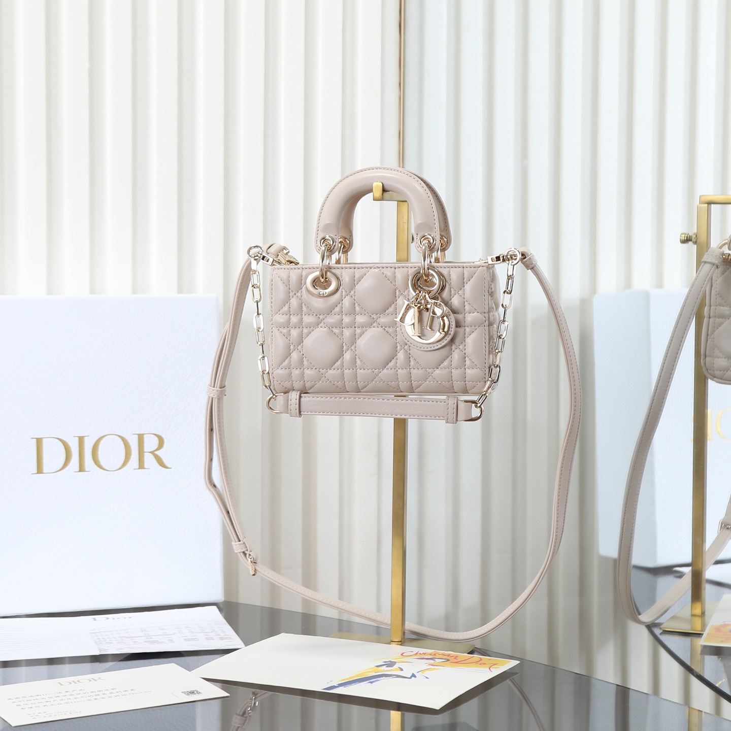 D-joy  原廠級別 

mini尺寸 米色現貨‼️

全新D-joy強勢回歸，最新mini號✔️大爆款的節奏🔥，包包自帶兩條肩帶，多種背法🙋🏻‍♀️，上身又美又颯，經典的菱格設計🥅，搭配柔軟的綿羊皮優雅又時尚🌿

size：16.5-6-10cm
