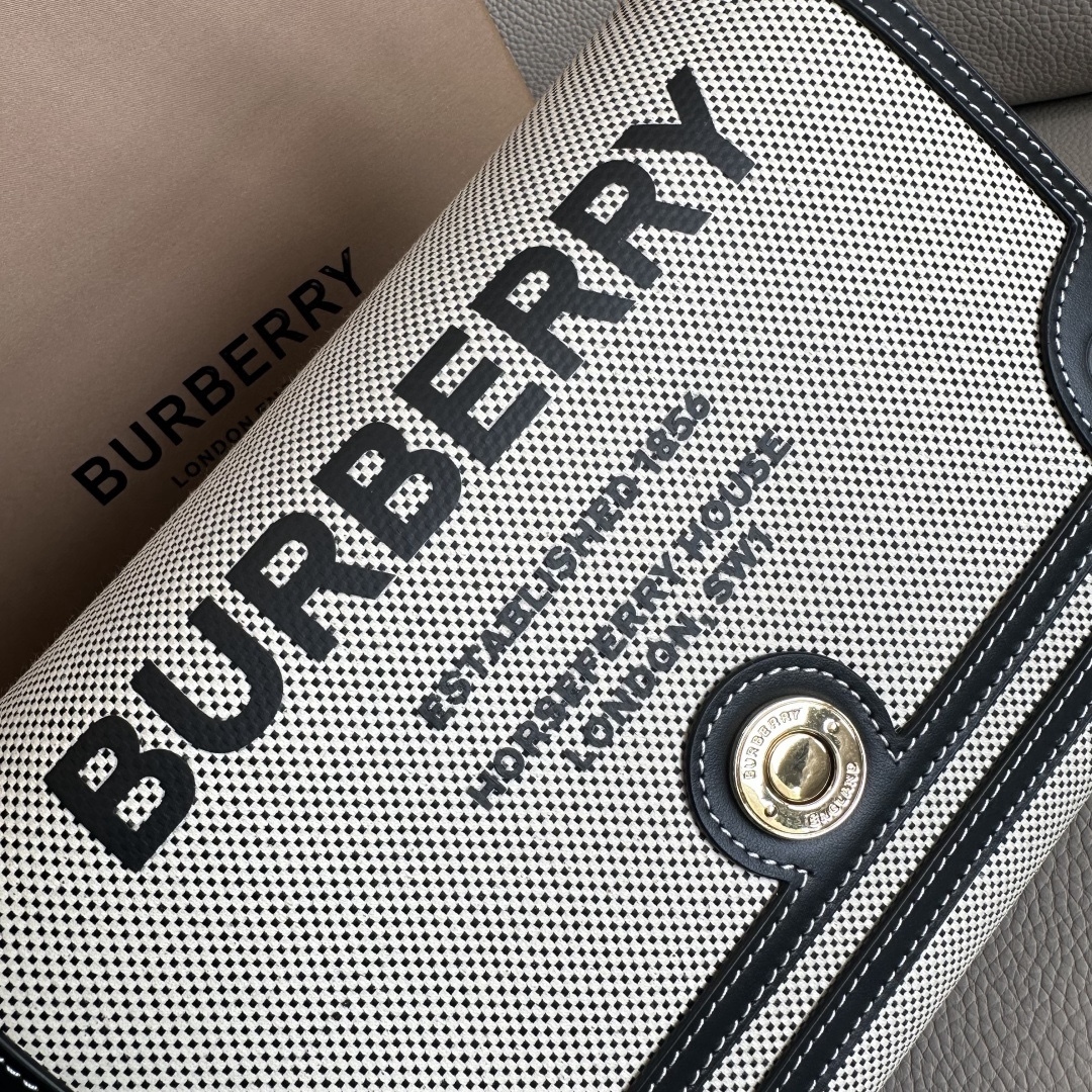 B家最新的寬肩帶斜跨包，選用進口牛皮與 Vintage 復古格紋打造，設有徽鐫標刻按扣。搭配拆可式背帶，點綴花提精紡的bur徽標。隨心變為換肩背包或手拿造包型。25 x 8.5 x 18cm🌟型號9061