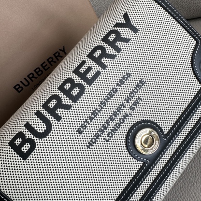 B家最新的寬肩帶斜跨包，選用進口牛皮與 Vintage 復古格紋打造，設有徽鐫標刻按扣。搭配拆可式背帶，點綴花提精紡的bur徽標。隨心變為換肩背包或手拿造包型。25 x 8.5 x 18cm🌟型號9061