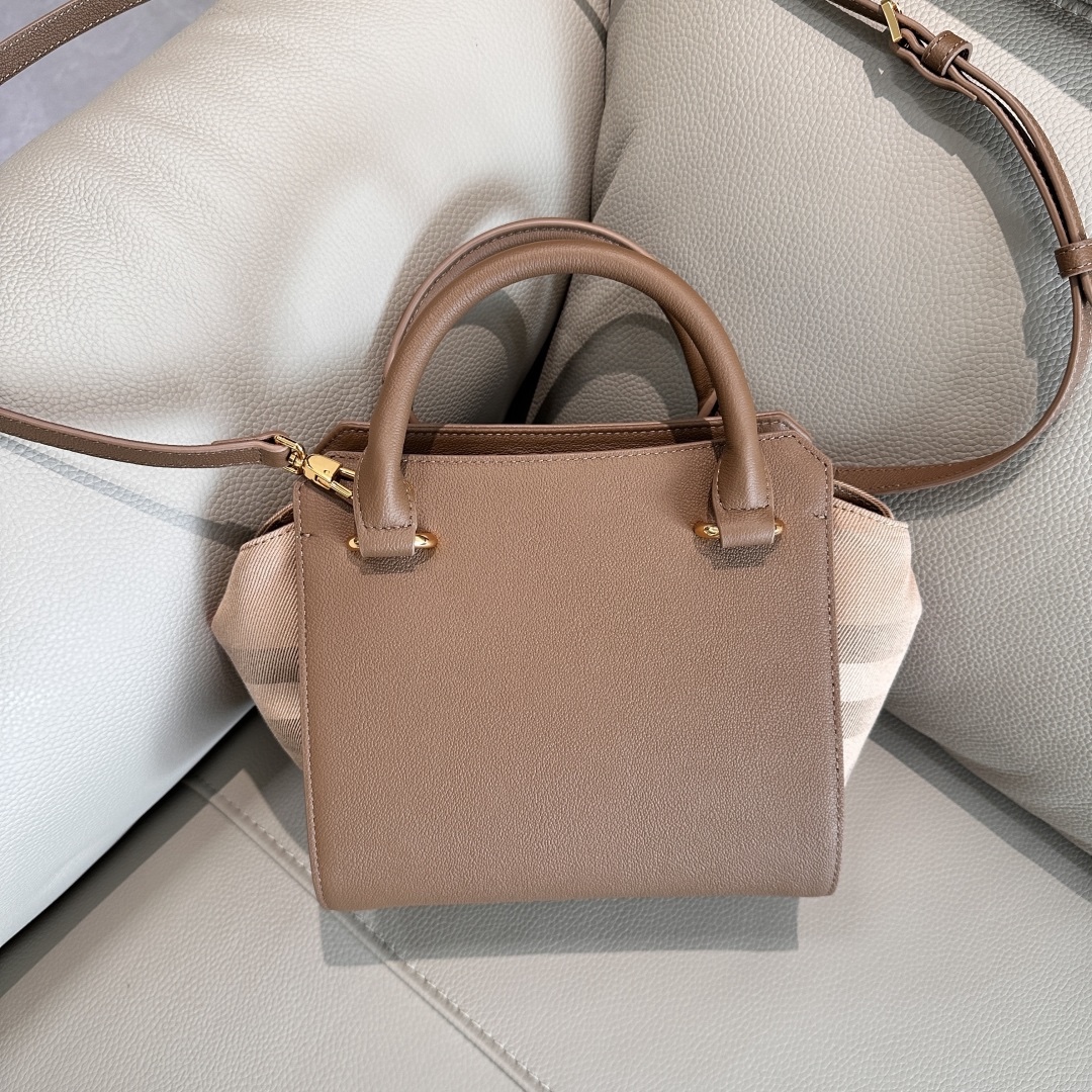 B家手提包斜挎包，經典棉質格紋帆布拼牛皮，袋口拉鍊設計，兩側可收攏展開，多種背法，上身效果超贊，尺寸：21/20/13