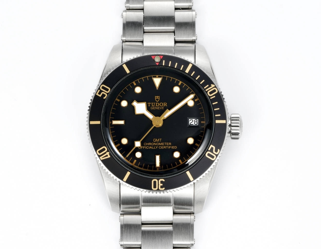 帝舵 TUDOR   碧灣系列對於帝舵來說，無疑是一個龐大的產品線，在今年推出了一隻全新的單色碧灣，以絕對的實力被認為是勞力士無歷黑水鬼的平替！今年推出的這只全新單色碧灣，也迎來了碧灣第三次制表科技和煥新美學風格上的革新。
1.新款碧灣迎來新的改革，升級夜光珠，而正品同步凹入式，搭配的是圓拱形藍寶石表鏡，更顯復古感📸 
2.腕表採用不鏽鋼材質打造表殼，經過精細的磨光與磨砂處理，呈現出獨特的質感和光澤度。同勞力士水鬼一樣，表殼採用41毫米尺寸，也是沿襲了“原版”碧灣的直徑，既適合日常佩戴，又能展現出