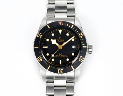 帝舵 TUDOR   碧灣系列對於帝舵來說，無疑是一個龐大的產品線，在今年推出了一隻全新的單色碧灣，以絕對的實力被認為是勞力士無歷黑水鬼的平替！今年推出的這只全新單色碧灣，也迎來了碧灣第三次制表科技和煥新美學風格上的革新。
1.新款碧灣迎來新的改革，升級夜光珠，而正品同步凹入式，搭配的是圓拱形藍寶石表鏡，更顯復古感📸 
2.腕表採用不鏽鋼材質打造表殼，經過精細的磨光與磨砂處理，呈現出獨特的質感和光澤度。同勞力士水鬼一樣，表殼採用41毫米尺寸，也是沿襲了“原版”碧灣的直徑，既適合日常佩戴，又能展現出