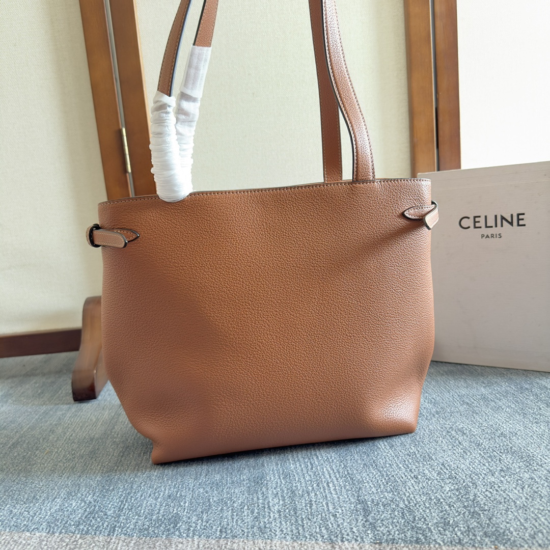 CELINE 家最新款托特包「CABAS ANAIS」小號_到貨啦!看一眼就
陷進去的大包，真的是喜歡大包姐妹的利!上身特別的高級、
精緻，庸庸懶懶的復古風，簡單不浮誇，粒面牛皮完全不用擔
心刮花!大容量設計~無論是日常出街還是通勤，都能輕鬆裝
下各種物品喲!
型號:118233
尺寸:28x24x12cm
