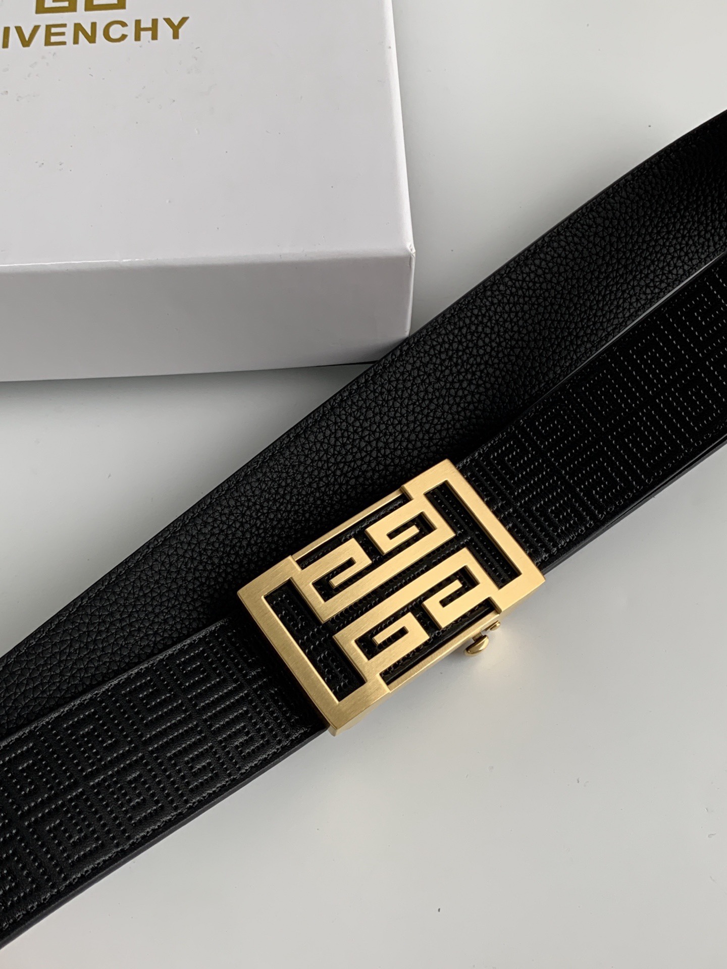 【紀梵希】新款男士 頭層小牛皮黑色壓花腰帶，內襯荔枝紋底，寬38毫米.搭配不鏽鋼經典4G自動扣.商務服裝造型的完美搭配。永恆經典！