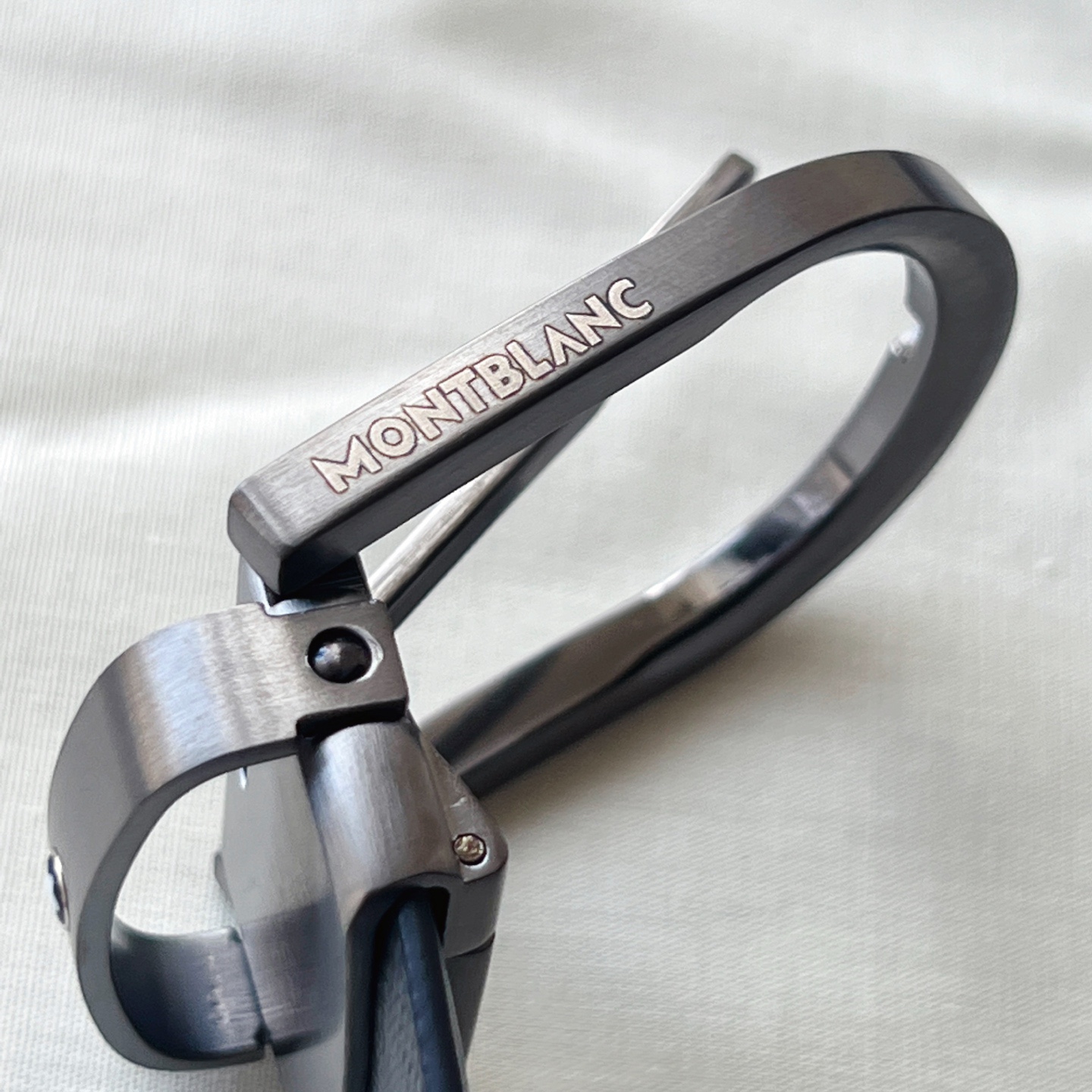 馬蹄形帶扣黑色/棕色雙面皮帶（35毫米）
馬蹄形閃亮鍍釕帶扣。可調節長度，3.5cm黑色和棕色雙面皮帶。打造經典靈動造型。
貨號 錶帶描述 黑色和棕色雙面牛皮皮帶 皮革圖案 金屬圓環上飾有萬寶龍六角白星 標識 搭扣裝置 易開啓裝置，可調節皮帶長度
搭扣形狀 馬蹄形主要顏色 黑色 | 棕色 搭扣類型 針扣式表扣