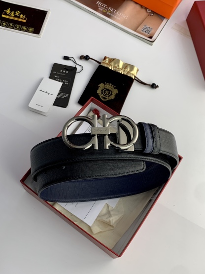 〖F家〗這款皮帶採用雙面小牛皮，搭配純銅八字扣，打造高雅考究的造型。寬3.5cm，長度可調節，達到量身定制般的修身效果。