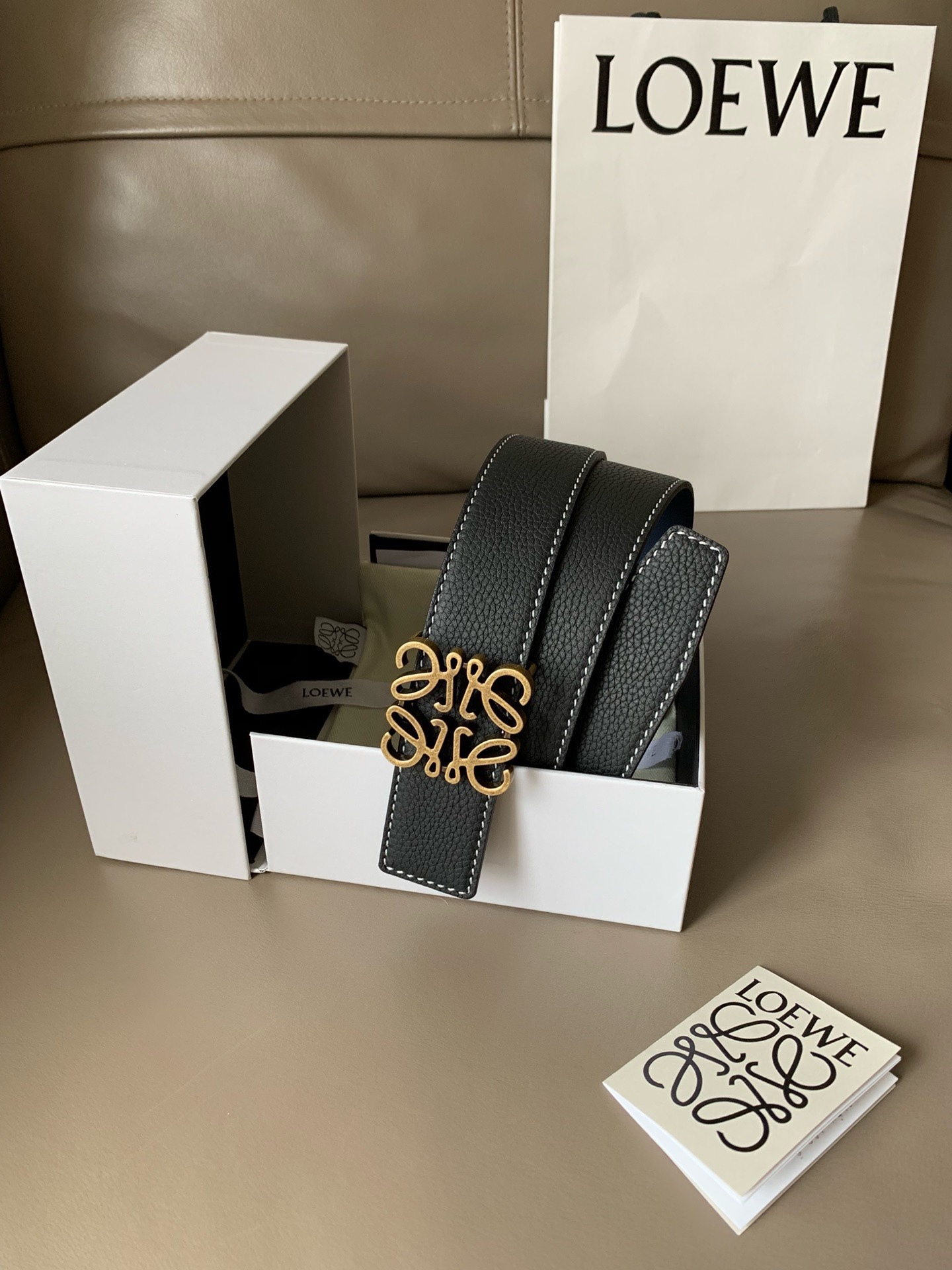 羅意威LoEWE 4.0cm正反兩穿腰帶，選用壓紋牛皮革製成，反復Anagram圖案