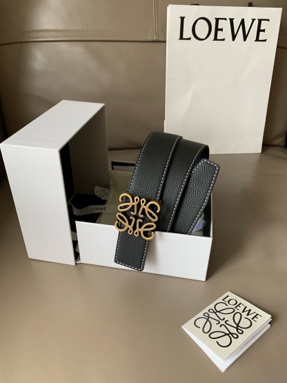 羅意威LoEWE 4.0cm正反兩穿腰帶，選用壓紋牛皮革製成，反復Anagram圖案