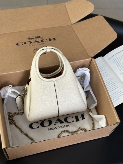 Coach新款首發🔥Lana19 mini號
尺寸：19✖️17cm
精緻小巧，簡約時尚
可手拎，可斜挎 ☑️小號 奶白色
尺寸：19✖️17cm