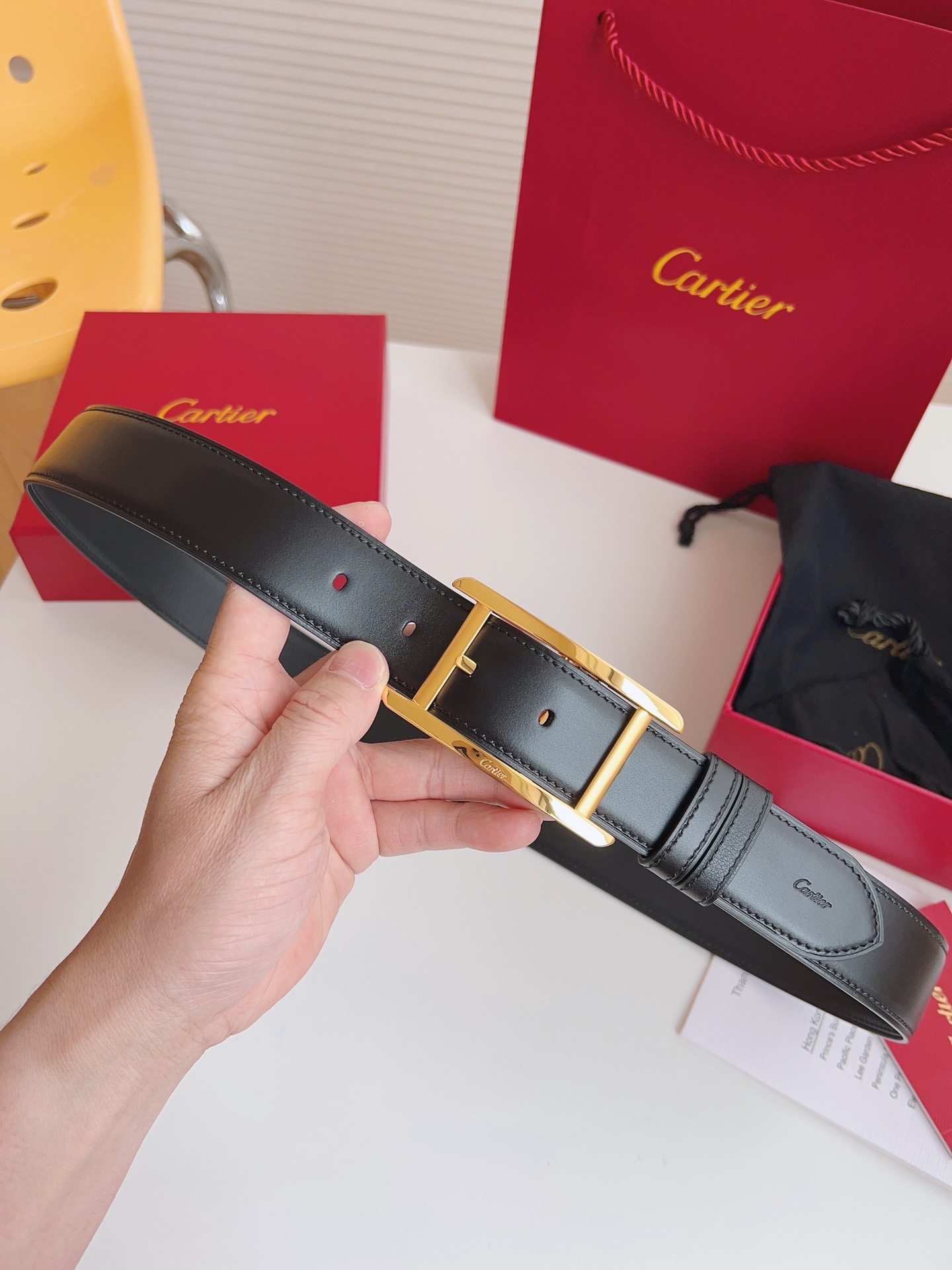 
Cartier（卡地亞）憑借匠心傑作展現與眾不同的美感，融合精湛工藝與經典設計，演繹雋永風格；瀟灑不羈，果敢獨立！此款式易搭配服飾；休閒正裝兩相宜。皮帶寬度：35mm