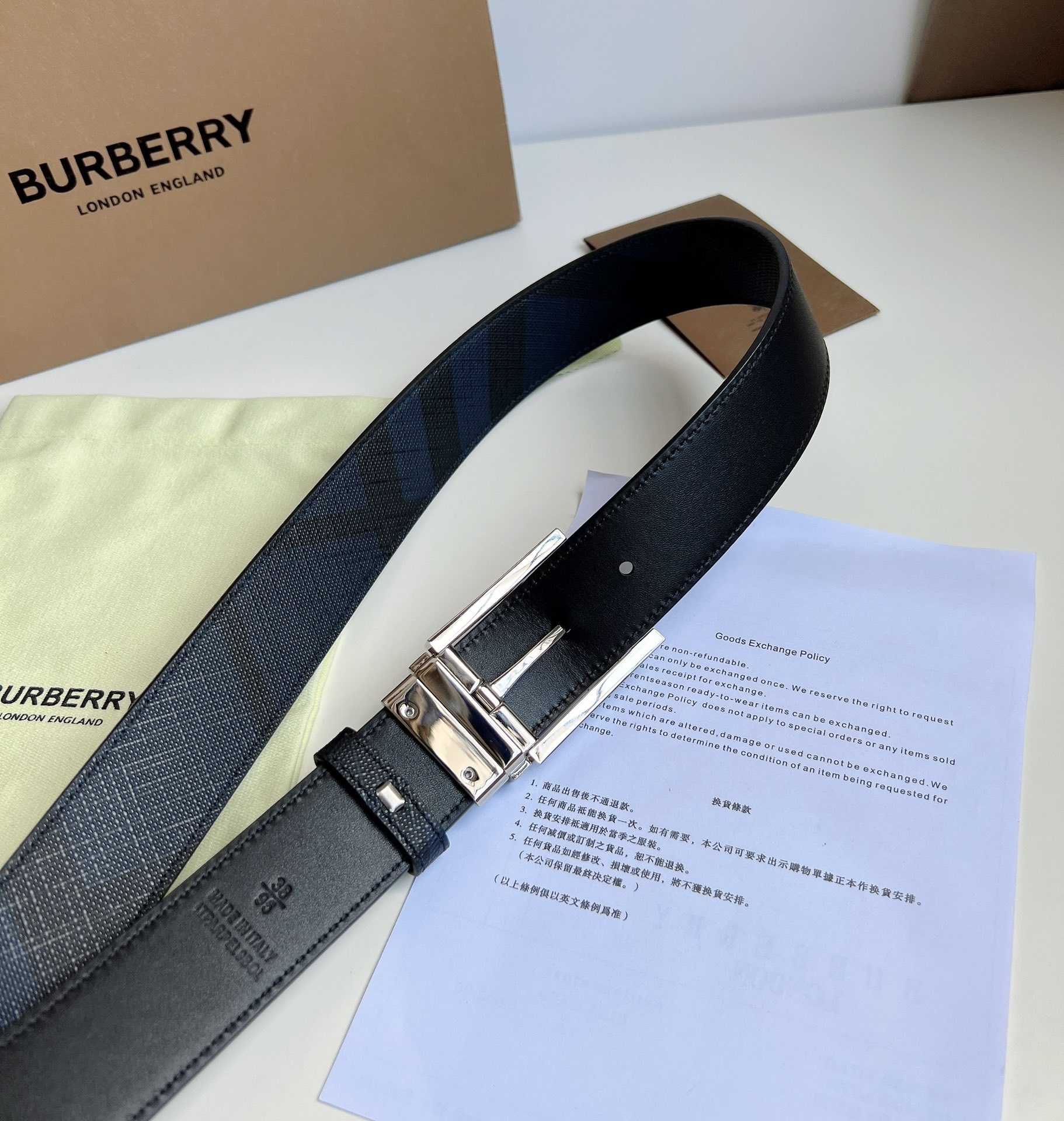 Burberry  專櫃同步 雙面兩用的意大利制腰帶   選用皮革與專屬標識印花環保帆布製作  腰帶配有精美的專屬標識造型飾牌搭扣  寬:3.5cm  精緻優雅  簡單大方.