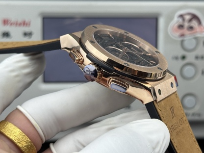 （实拍圖）升級版宇舶hublot恆寶表經典融合CLASSIC FUSION系列，直徑45mm，表殼316L精鋼，耐磨藍寶石玻璃，施華洛世奇鑽石鑲嵌，進口搭載進口7750多巧能計時機芯，還原原裝所有功能，在不同的時空共鳴，如繪畫，如音樂，如時計，獨一無二的HUBLOT最配獨一無二的他，經典融合計時腕表。