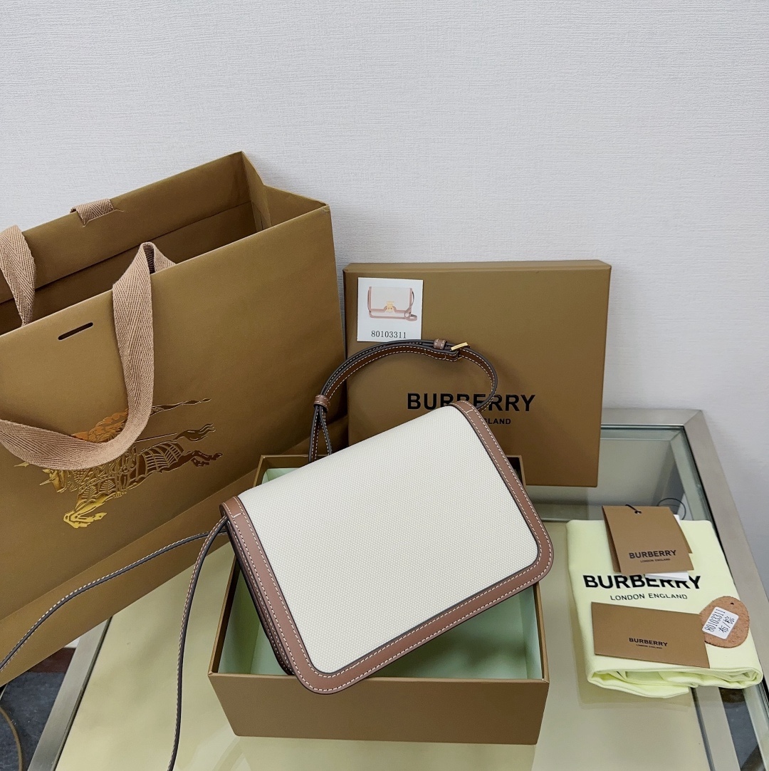 【21cm】B家專屬標識雙色帆布拼皮鎖扣包 版型立挺的單肩包，鎖扣裝飾 Thomas Bur 靈感專屬標識。隨心變換為斜背包或手拿包造型。
尺寸:W21 x H16 x D6cm🌟型號3311