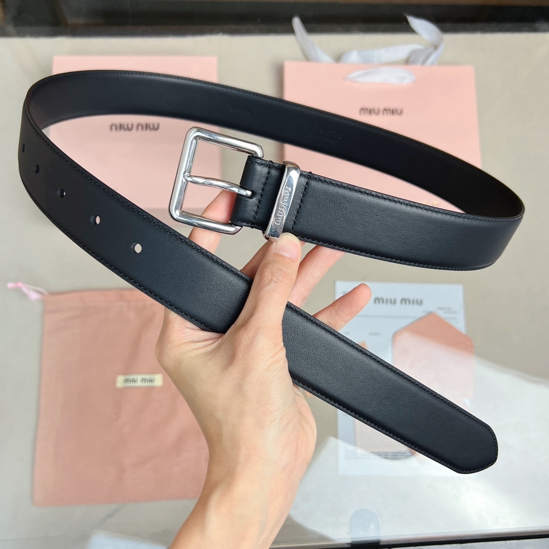 這款皮革腰帶設計簡約而優雅，腰帶環伴以Miu Miu徽標。雙面進口小牛皮 金屬搭扣 腰帶環飾激光雕刻徽標
寬度: 3.5cm

