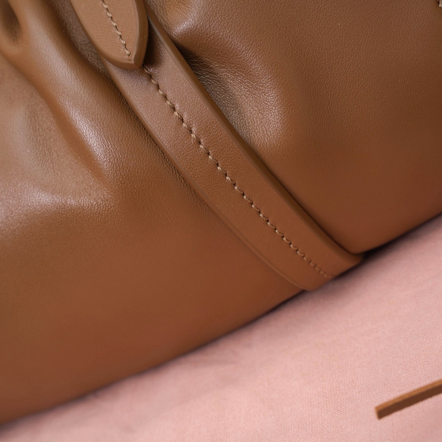 MIU中古腋下饺子包，全新植柔羊皮满满复古怀旧风情，搭配钢质做旧金属五金配件，质感高级典雅，袋口采用抽绳束口设计，细密的皱褶花边立体而俏皮，高级又不失慵懒随性，内搭全新条纹帆布里，配一个拉链隔层，独特的设计谁用谁好看