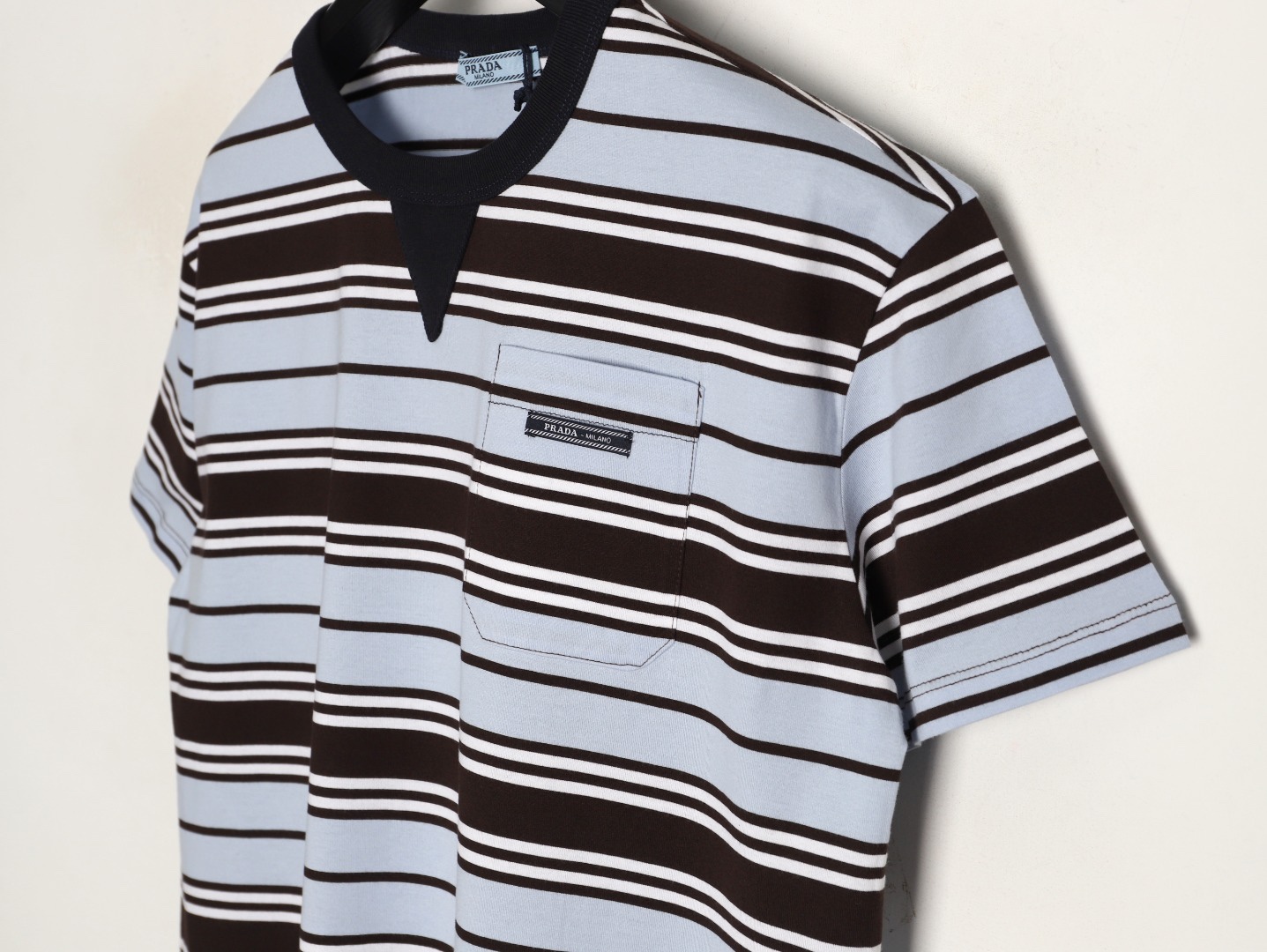 🔝PRADA普拉達PRD 藍色條紋口袋短袖T恤
定制精密60支雙股尊享條紋料，人體學立體裁剪，慢工出細活，做工複雜，繁瑣 時效慢，損耗高，手工紅外線畫線口袋，以紅外線技術為輔助，實現口袋位置的精准定位與標記，即保留了手工縫製的精細與靈活性，面料都經過澆洗，手感質感更佳，不易變形，不易縮水，不易褪色，合身版型
B Size：36 38 40 42