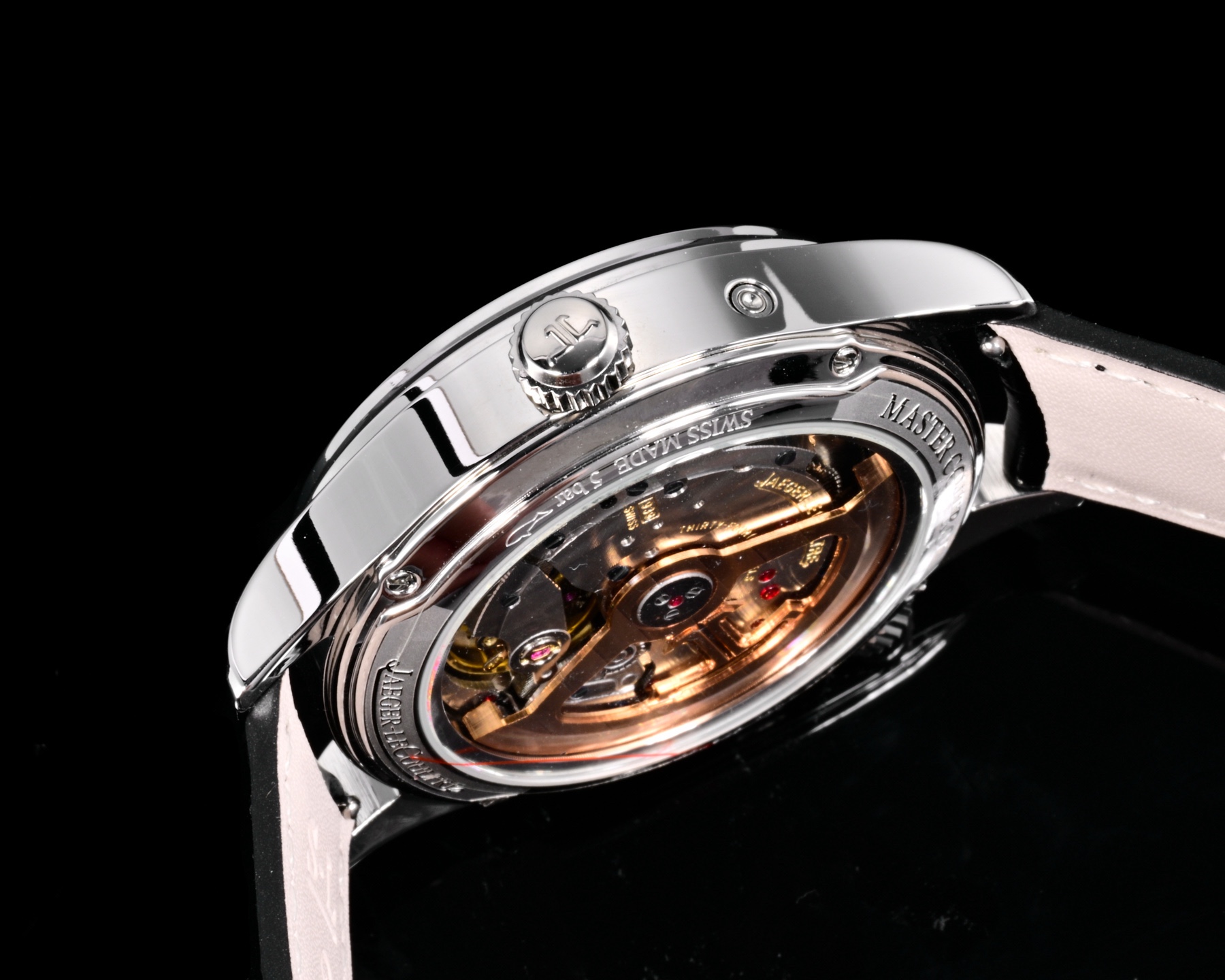 V+ Factory出品
【市場最高版本】JL積家 各路大咖都叫它大醜 其實賦予的是極高贊美 論品味與外觀 在鐘錶界有著舉足輕重的地位 戴出去怎麼都是長臉 各種彰顯品味 Master 地理學家大師系列 Q1428421 復刻版全新升級 多功能腕表 升級Cal.939A機芯 打磨效果更近原裝 升級軸 自動陀為玫金邊 字面紋路清晰 功能：日期顯示 雙時區 動力儲備顯示 316L精鋼  直徑42mm  原裝折疊扣！V+ Factory匠心之作 值得你擁有！