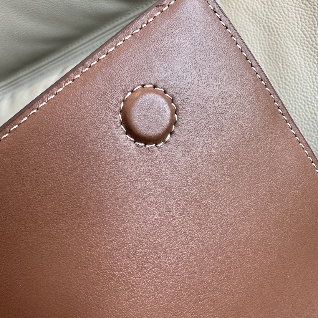 B家最新纖巧的斜挎包，採用意大利鞣制緝明線皮革精制而成，飾有鐫刻徽標的亮澤按扣，棉質帆布肩帶處飾有 Burberry 字母貼花。
25 x 8.5 x 18cm
肩背帶垂直佩戴高度：43cm🌟型號9061