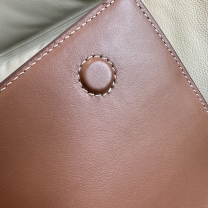 B家最新纖巧的斜挎包，採用意大利鞣制緝明線皮革精制而成，飾有鐫刻徽標的亮澤按扣，棉質帆布肩帶處飾有 Burberry 字母貼花。
25 x 8.5 x 18cm
肩背帶垂直佩戴高度：43cm🌟型號9061