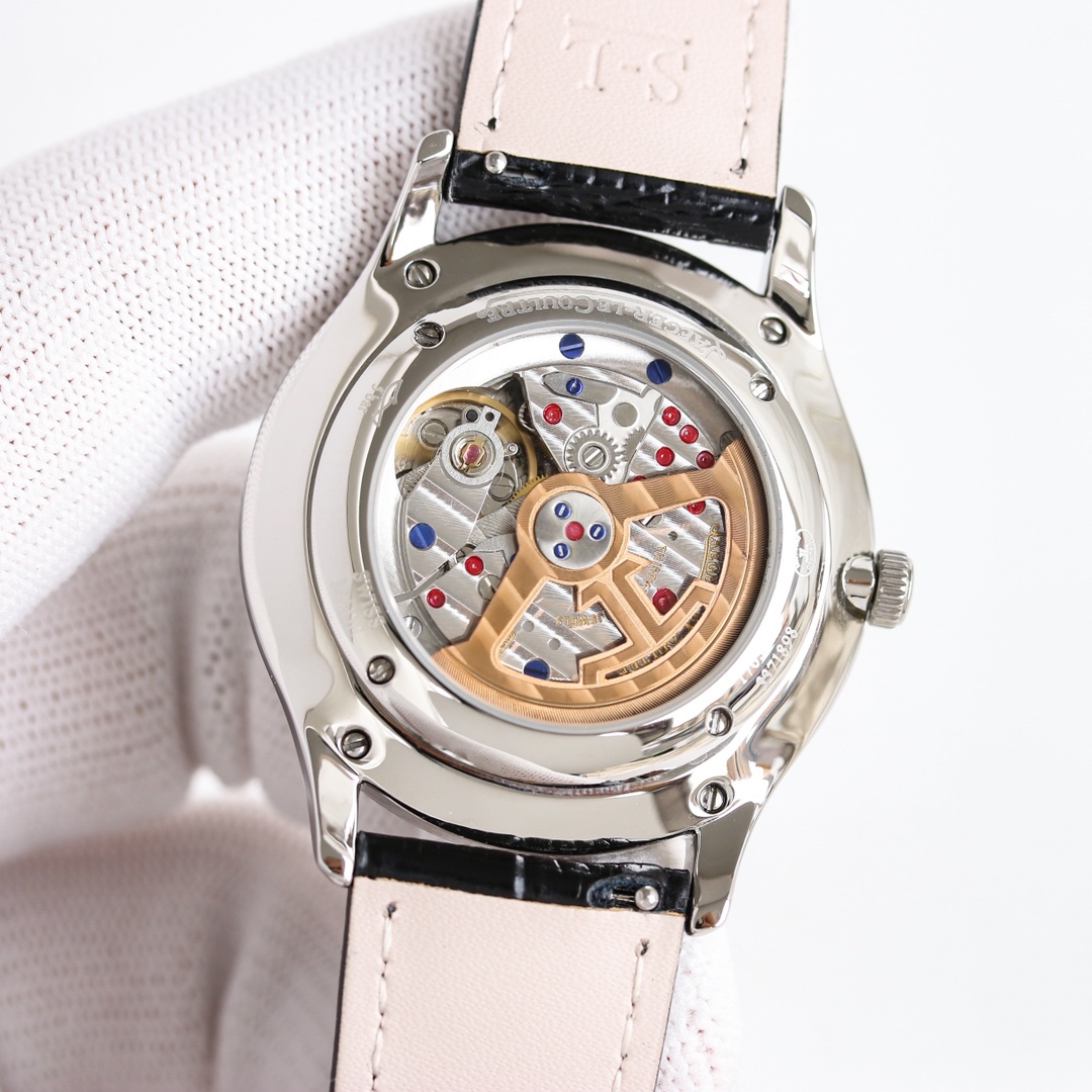 APS新品首發 積家大師系列1218420，傳統與現代的和諧樂章。Master Ultra Thin 超薄大師系列小秒針腕表精鋼款搭（直徑 39 毫米），內載896機芯。此自動上鏈機械機芯精准指示時、分、小秒。
1⃣全新大師系列兩針半採用原裝一致的896機新一比一開模
2⃣簡約精緻的錶盤採用立體式logo，錶盤搪瓷精緻而細膩，帶有標誌性的放射紋
3⃣指針與原裝一致採用陰陽針，一半拉絲一半拋光，錶帶採用進口小牛皮，一鍵式快拆錶帶表扣更加便捷