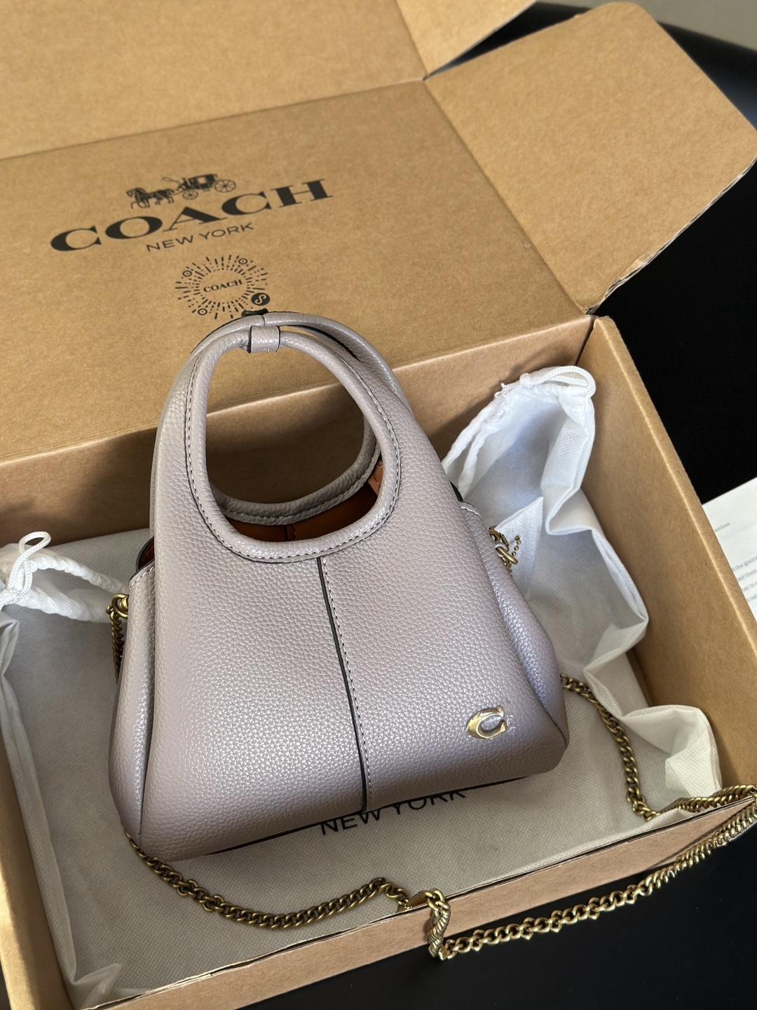 Coach新款首發🔥Lana19 mini號
尺寸：19✖️17cm
精緻小巧，簡約時尚
可手拎，可斜挎 ☑️小號 灰紫色
尺寸：19✖️17cm