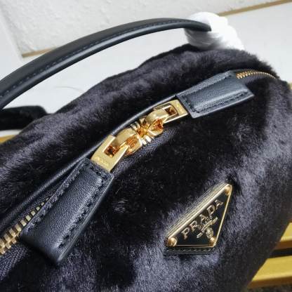 【 原單】🎉最新款迷你手袋🎉1BH208羊毛🎉🎉這款迷你手袋結構挺括，風格百搭，搭配柔軟的羊毛皮，彰顯冬日魅力。皮革細節與雙向拉鍊開合和金屬五金配件錦上添花，飾有塗琺瑯三角形金屬徽標。內配進口小羊皮，上身效果非常酷/時尚，冬天必備爆款🎉寶寶們，趕緊入手吧
尺寸：長19.5x高13x底6cm