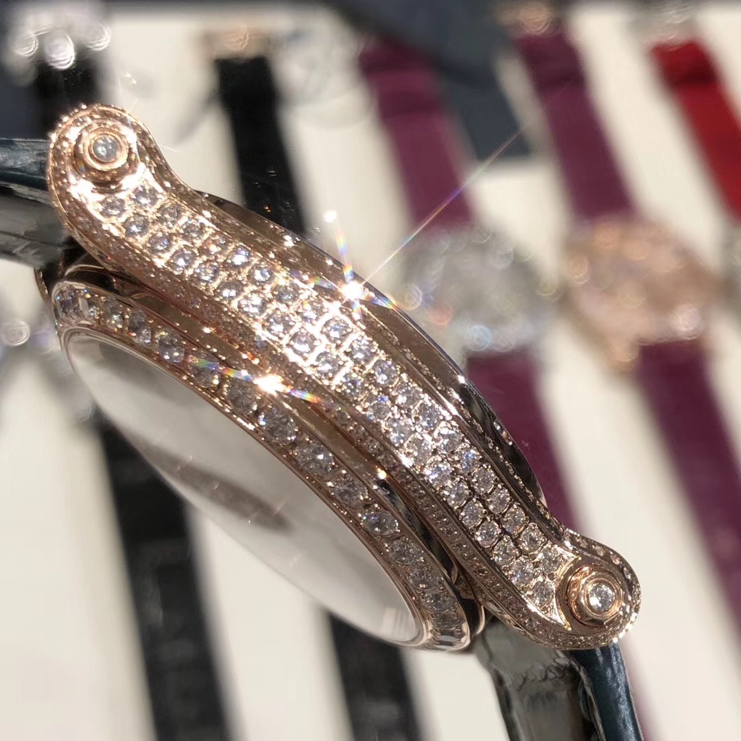 （NL）2025最新款滿天星   原裝搭配美洲鰐魚錶帶 搭配原莊進口日本9015機芯 蕭邦（HAPPY DIAMONDS）作為蕭邦最暢銷的系列一直以細膩的手法詮釋蕭邦標誌性靈動鑽石的概念，此系列作品柔美而時尚，都說男戴萬國女戴蕭邦 有金（進）有鑽（賺）寓意也很好。錶盤內的鑽石滾珠可自由滑行轉動，時來運轉 財運滾滾，讓每一位女性都以最迷人的造型驚艷世人。 這次給大家帶來的蕭邦快樂鑽系列 這次給大家帶來的蕭邦快樂鑽系列 是肖邦旗下最具代表性的腕表 最有特色的夾層玻璃的7顆，7顆鑽石產生自旋 猶如舞蹈