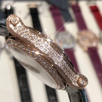 （NL）2025最新款滿天星   原裝搭配美洲鰐魚錶帶 搭配原莊進口日本9015機芯 蕭邦（HAPPY DIAMONDS）作為蕭邦最暢銷的系列一直以細膩的手法詮釋蕭邦標誌性靈動鑽石的概念，此系列作品柔美而時尚，都說男戴萬國女戴蕭邦 有金（進）有鑽（賺）寓意也很好。錶盤內的鑽石滾珠可自由滑行轉動，時來運轉 財運滾滾，讓每一位女性都以最迷人的造型驚艷世人。 這次給大家帶來的蕭邦快樂鑽系列 這次給大家帶來的蕭邦快樂鑽系列 是肖邦旗下最具代表性的腕表 最有特色的夾層玻璃的7顆，7顆鑽石產生自旋 猶如舞蹈