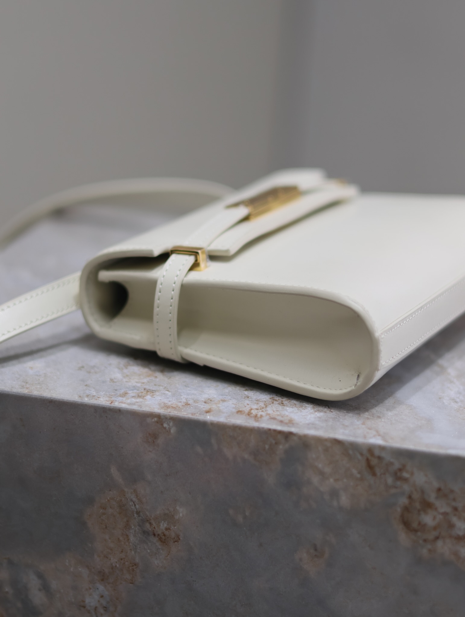 Manhattan mini_腋下/斜挎包
曼哈頓的經典造型，給人一種氣場很大的感覺！全包採用原廠牛皮精心製作，翻蓋中央的金屬搭扣是曼哈頓系列的標誌性元素，包內有一卡袋，無其他多餘隔層，所以自重超級輕！可以肩背 斜挎及腋下背法。整體風格幹練又率性，是超級簡約耐看又大方的款式！
型號：727766
尺寸：19×14×4cm