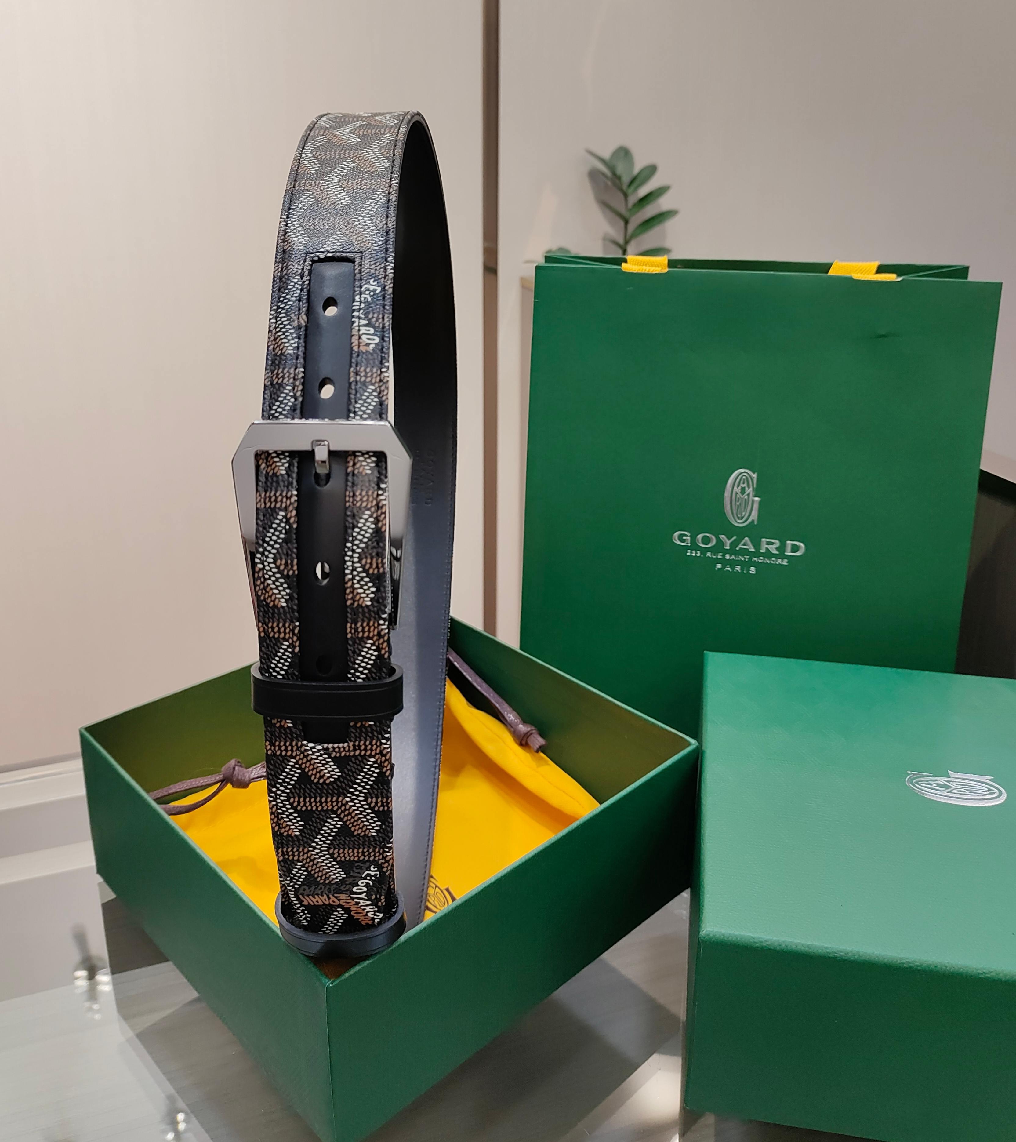 
Goyard(戈雅)腰帶源於法國奢侈品牌，設計風格簡約低調，腰帶身有標誌性帆布搭配進口頭層牛皮，腰帶扣採用簡約精品鋼扣，延續品牌的低調奢華，帶身寬度3.4CM，適用商務休閒日常佩戴。